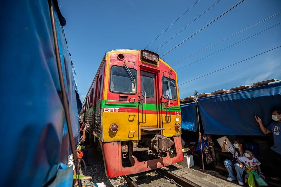 Bangkok: Maeklong Railway Market and Amphawa Floating Market - Why these two markets make a good pairing