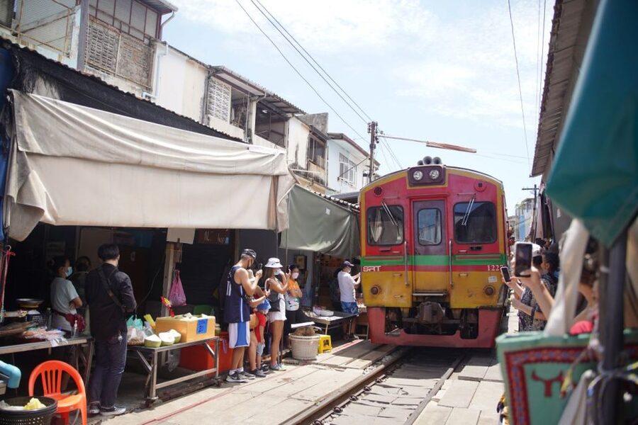 Bangkok: Maeklong Railway Market & Floating Market Tour - What happens at Damnoen Saduak Floating Market