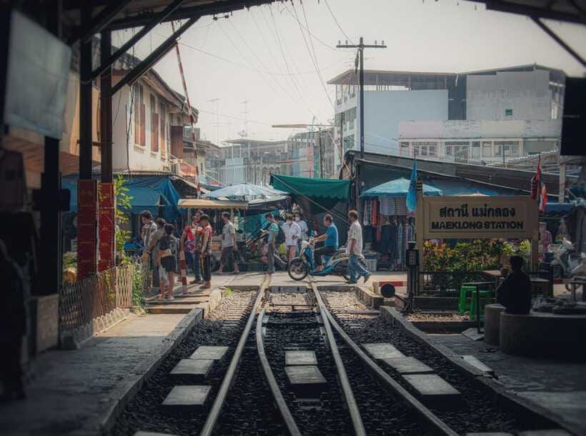Bangkok: Maeklong Train Market & Amphawa Floating Market - Who will enjoy this market day most?