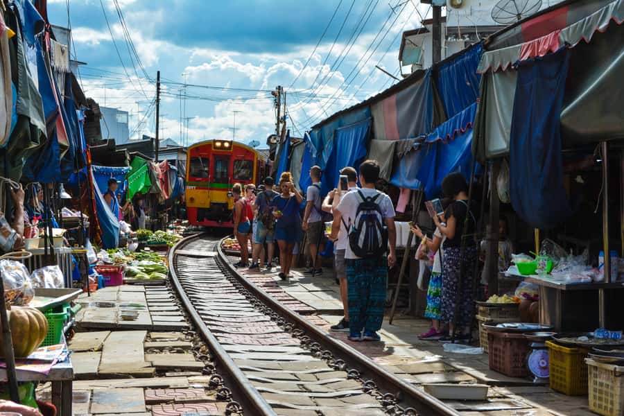 Bangkok: Maeklong Train Market & Floating Market Day Tour - Why this day trip works from Bangkok