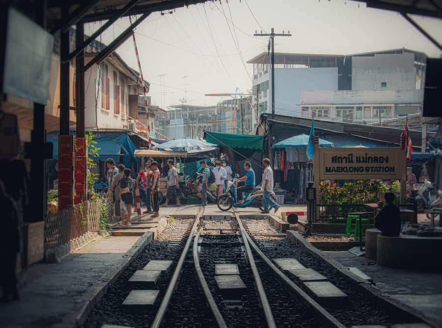 Bangkok: Maeklong Train Market & Floating Market Day Tour - What the private format really adds