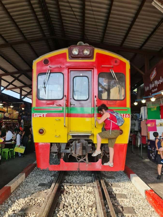 Bangkok: Maeklong Train Market & Floating Market Day Tour - Should you book it?