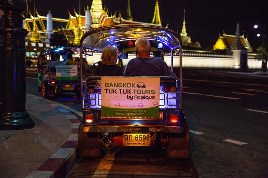 Bangkok: Markets, Temples and Food Night Tour by Tuk Tuk - Wat Prayoon after dark