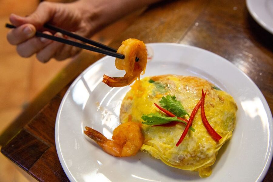 Bangkok: Markets, Temples and Food Night Tour by Tuk Tuk - Guides who make the evening work