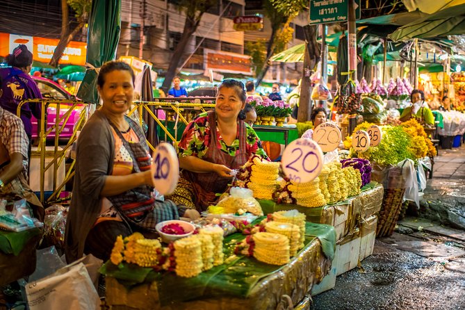 Bangkok: Night Bike Tour with Temples & Flower Market Visit - The Flower Market after dark