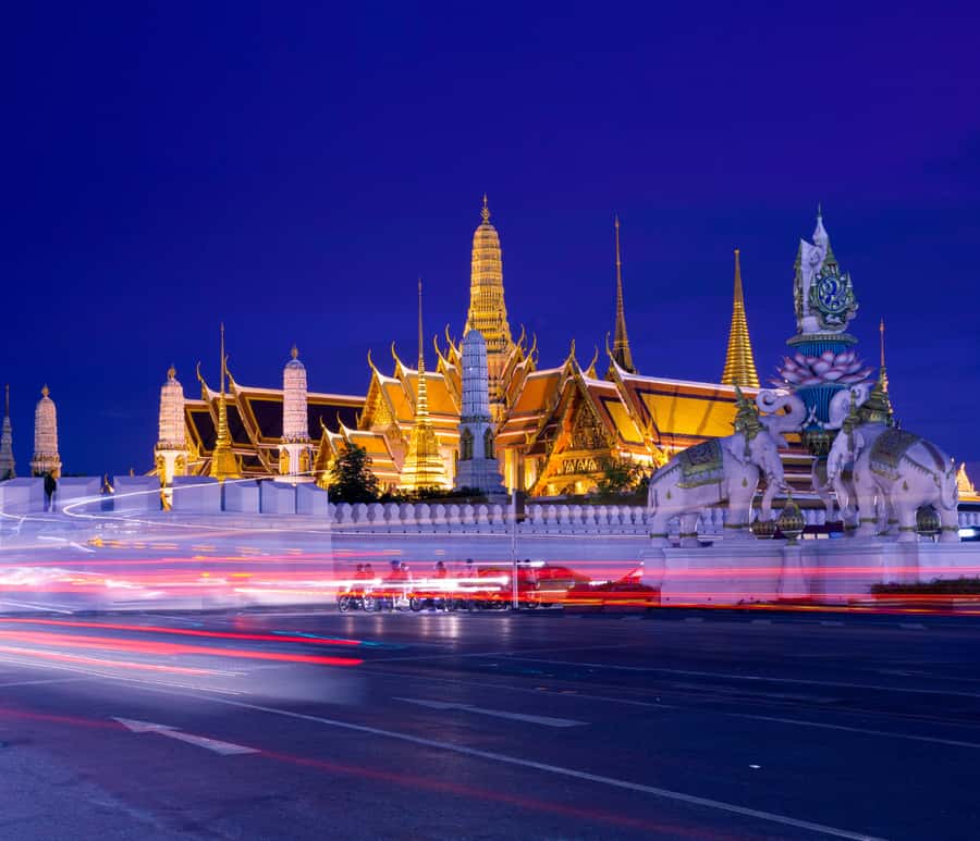 Bangkok Night Tuk Tuk: Private Tour of Markets & Landmarks - A quieter temple stop breaks up the noise