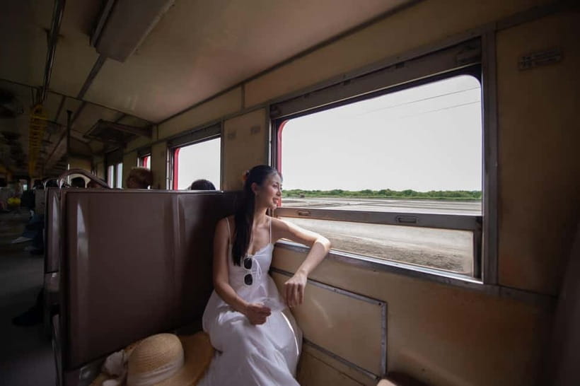 Bangkok: Premium Damnoen Saduak & Railway Market By Food Bus - The 80-minute Damnoen Saduak longtail boat ride