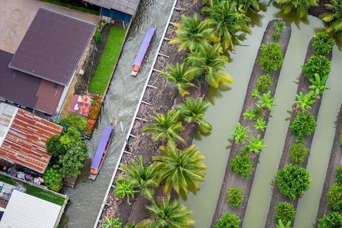 Bangkok: Railway & Damnoen Saduak Floating Market with Transfer - Mae Klong Railway Market and the awning trick
