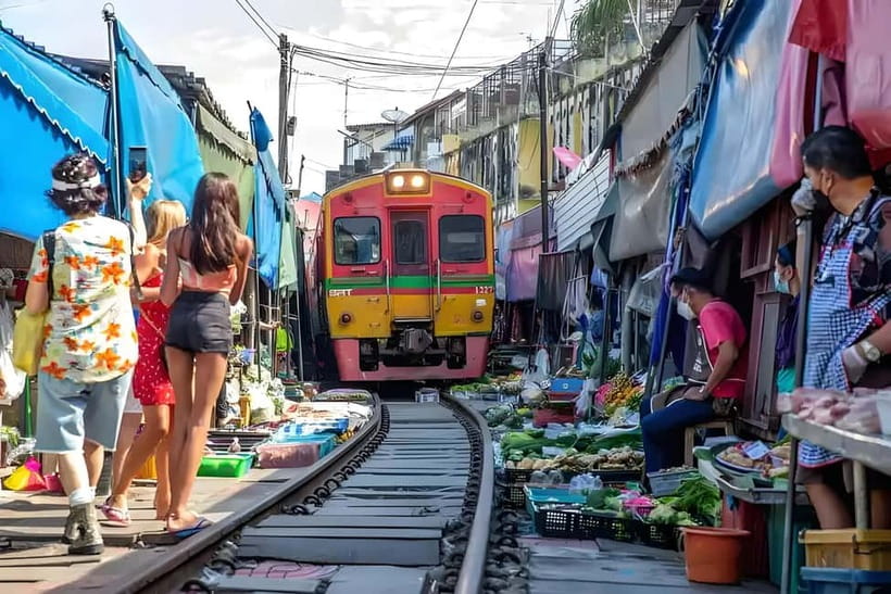 Bangkok: Railway, Floating Market & Chao Phraya Cruise Tour - The early road to Maeklong Railway Market
