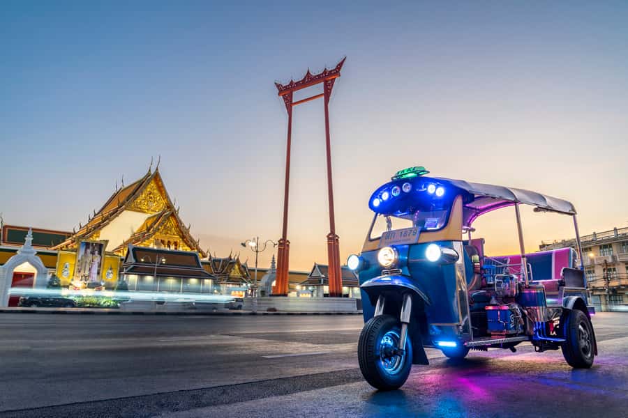 Bangkok Street Food and Night Lights by Tuk Tuk - Song Wat Road reveals old Bangkok