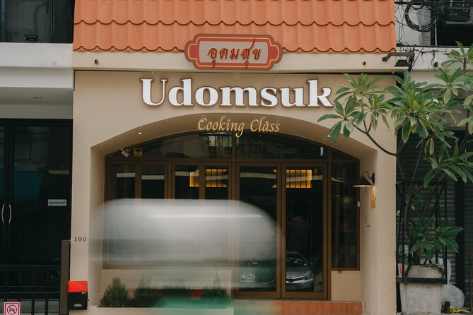 Bangkok Udomsuk Thai Cooking Class with local market tour - Getting there and planning your visit