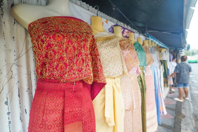 Bangkok Wat Pho and Flower Market Historical Walking Tour - Seeing Wat Pho and cooling off with a blue drink
