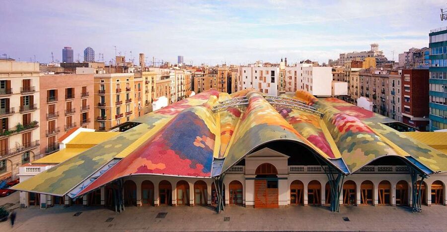 Barcelona: 4-Hour Private Market & Foodie Tour - Starting at Plaça Reial and entering the Old City
