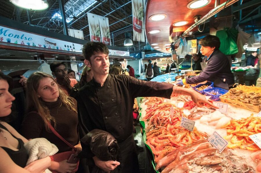 Barcelona: Paella Cooking Experience & Boqueria Market Tour - Dinner around the finished paellera