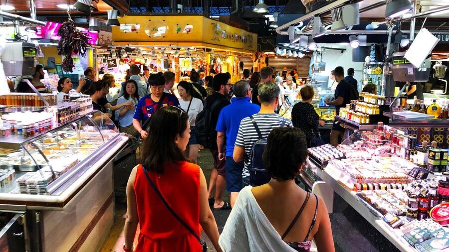 Barcelona: Street Food & Sightseeing Tour with Local Market - Key points at a glance