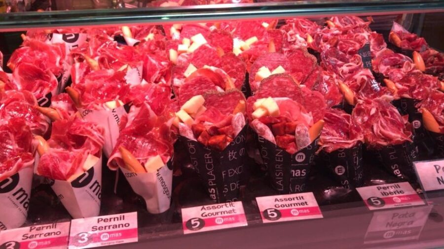 Barcelona: Street Food & Sightseeing Tour with Local Market - Walking through the Gothic Quarter