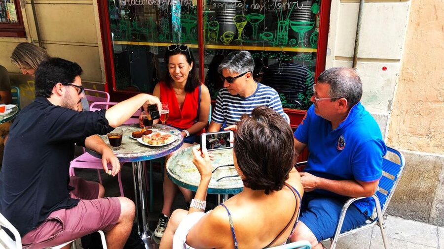 Barcelona: Street Food & Sightseeing Tour with Local Market - Guide style and group atmosphere