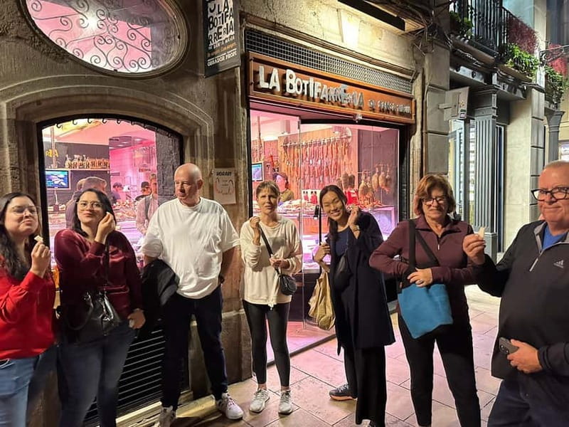 Barcelona Street Food Tour: Boqueria Market & Barrio Gotico - Drinks, timing, and practical comfort