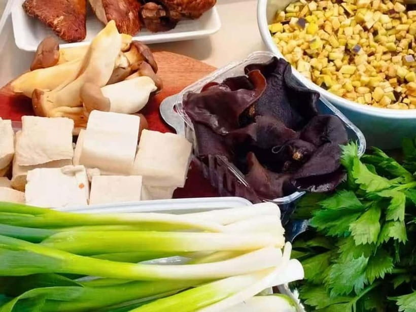 Beijing: Vegan Home Cooking & Local Market Tour with Sanxia - Choosing vegetables at the local organic market