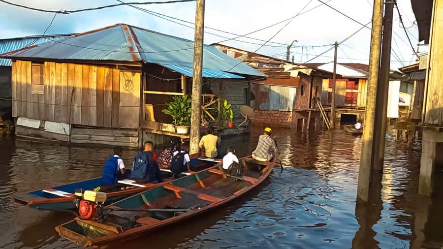 Belen Market & Floating City 2-3 Hour Private Tour - Taking the traditional boat to the floating city