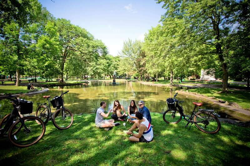 Bike/E-bike tour Plateau,MileEnd, Jean-Talon Market by Fitz - Mile End, bagels, and the city’s creative side