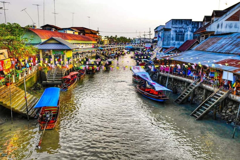 BKK: Damnoen Floating Market, Maeklong Rail & River Bridge - Kanchanaburi War Cemetery and the River Kwai