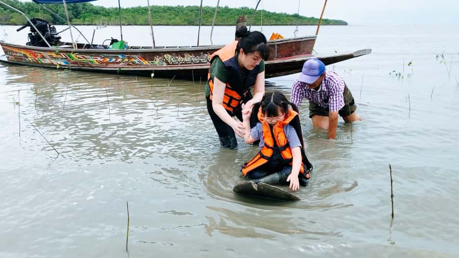 BKK :Meet monkey, mangrove forest, seafood& market -private - Damnoen Saduak by market and long-tail boat