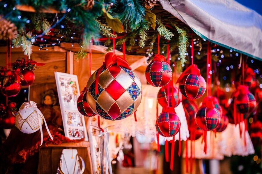 Brussels: Christmas Market Magic Walking Tour with a Local - Seasonal food, one warm drink, and one local treat