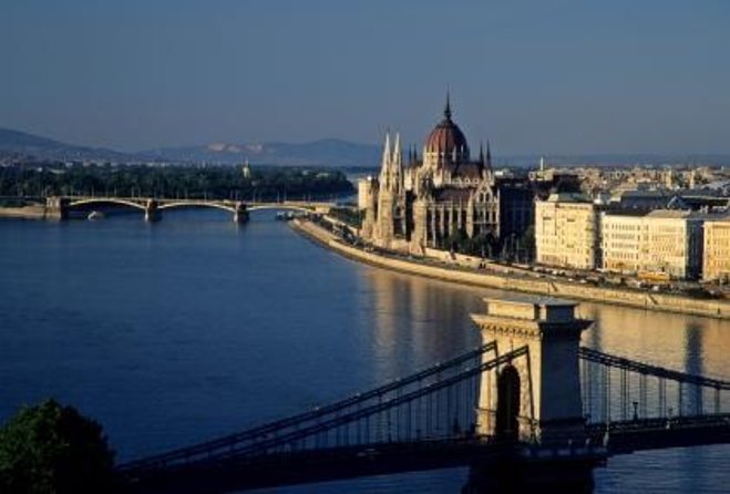 Budapest Christmas Market Tour with Basilica visit & Chimney cake - Key points at a glance