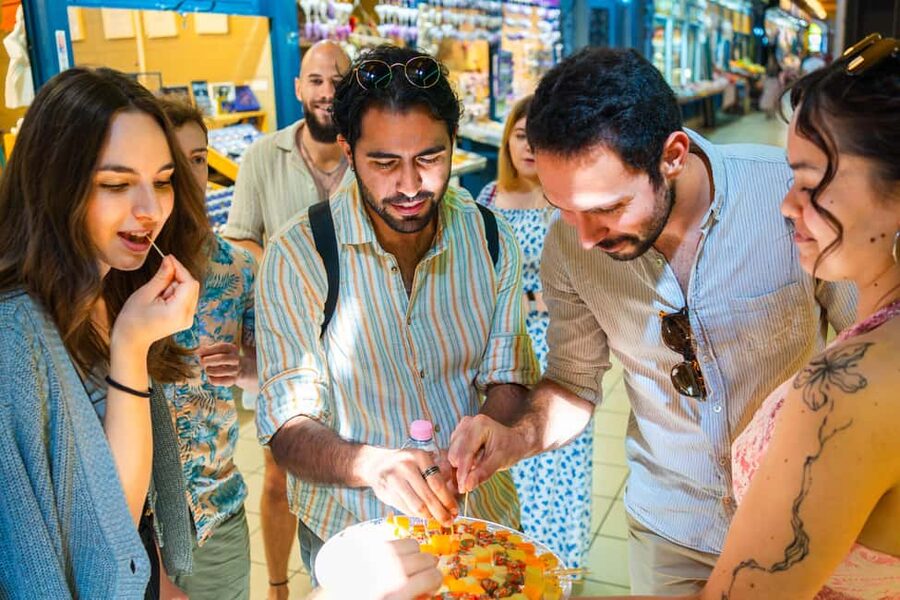 Budapest: Kickstart the City - Local Market Tasting Tour - Meeting at the Central Market Hall