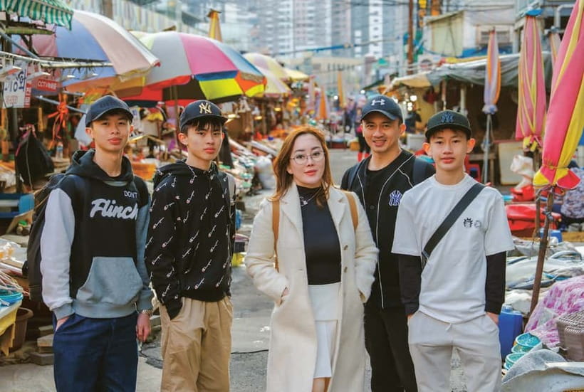 Busan: Gukje and Jagalchi Market Food Tour with Tastings - The value of a guide in a maze of food stalls
