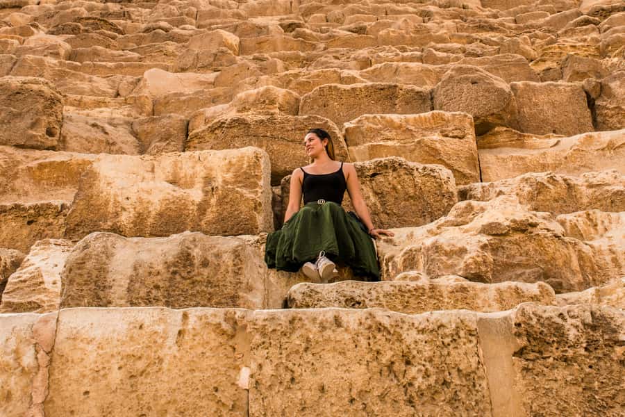 Cairo: Egyptian Museum, Pyramids & Bazaar Tour - The Sphinx and its famous photo stop