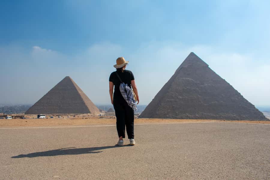 Cairo: Egyptian Museum, Pyramids & Bazaar Tour - Egyptian lunch at a local restaurant
