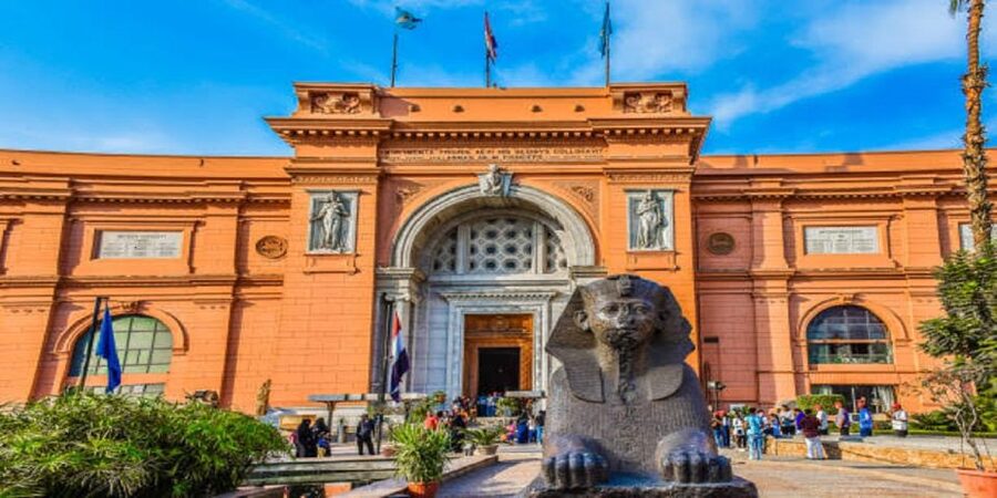 Cairo: Giza Pyramids, Museum & Bazaar Tour with Lunch - Walking Khan El Khalili’s old market lanes
