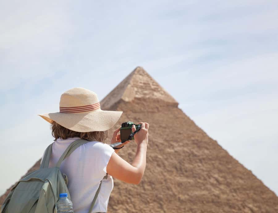 Cairo: Giza Pyramids, Museum & Bazaar Tour with Lunch - Guides, language, and the private format