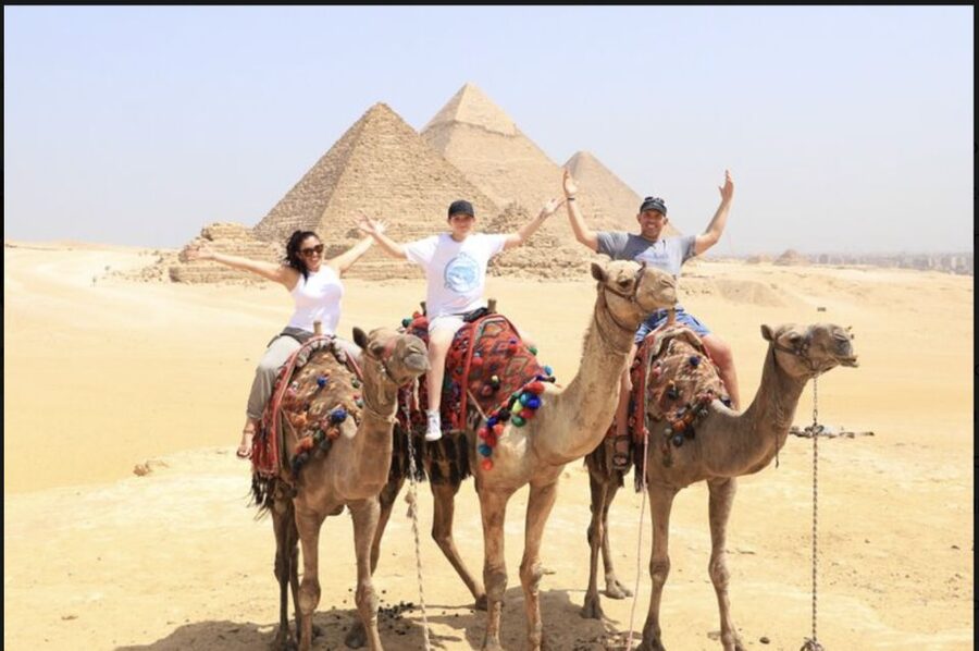 Cairo: Great Pyramids, Egyptian Museum, Bazaar Layover Tour - The Great Pyramids of Giza: the day’s big opening
