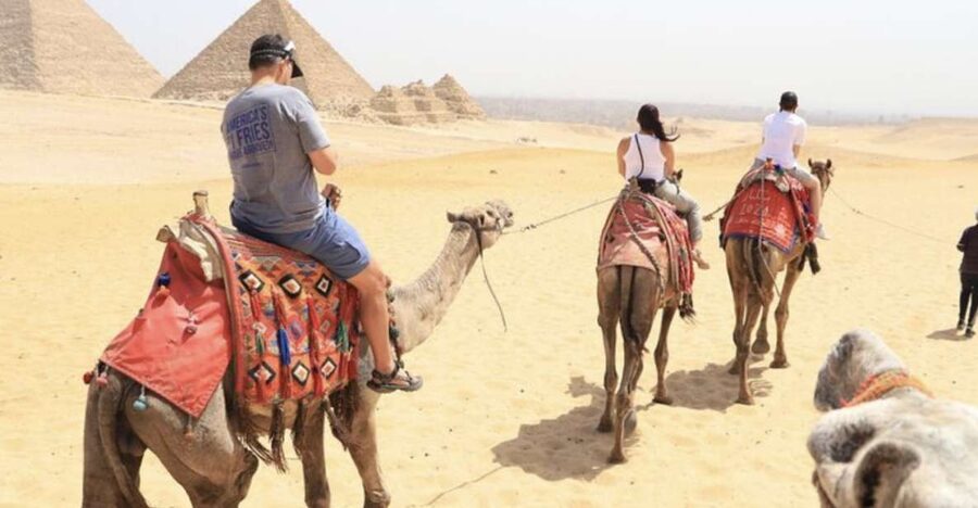 Cairo: Private Giza Pyramids, Egyptian Museum, & Bazaar Tour - Meeting the limestone Sphinx