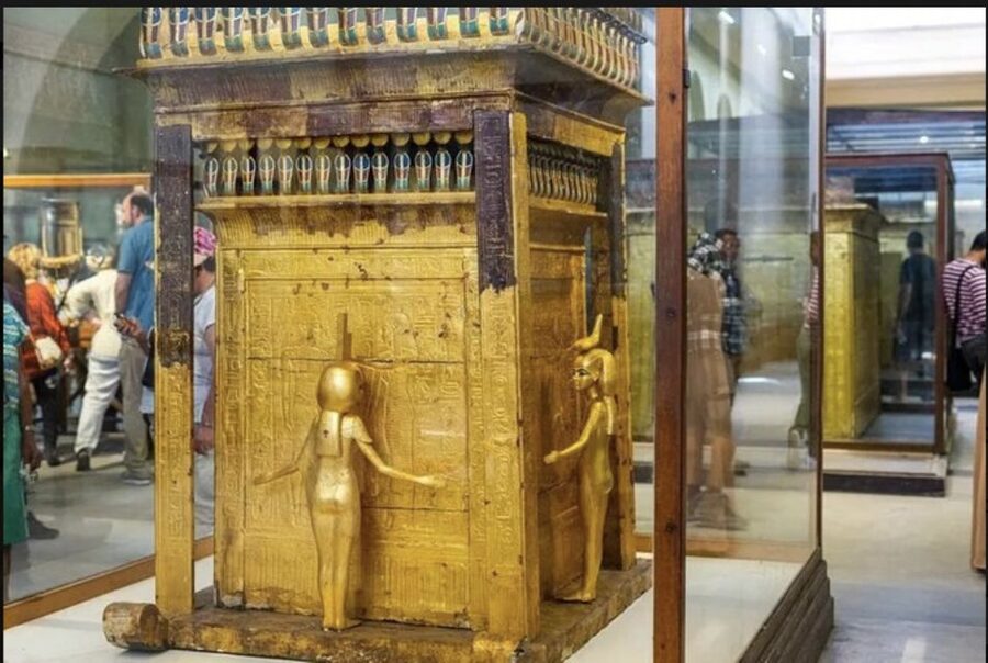 Cairo: Private Giza Pyramids, Egyptian Museum, & Bazaar Tour - Entering the Egyptian Museum