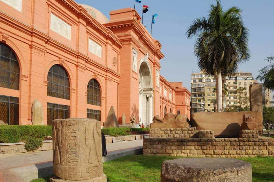 Cairo: Private Pyramids, Museum & Bazaar Tour with Lunch - Inside the Egyptian Museum of Antiquities
