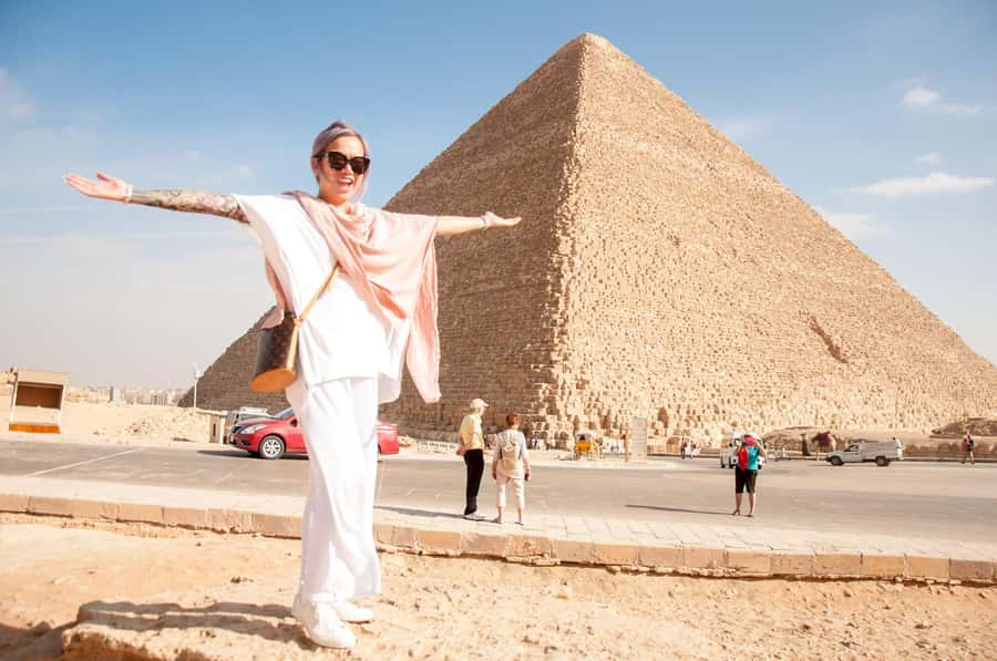 Cairo: Pyramids, Bazaar & Museum with Female Guide - Walking through Khan el-Khalili Bazaar