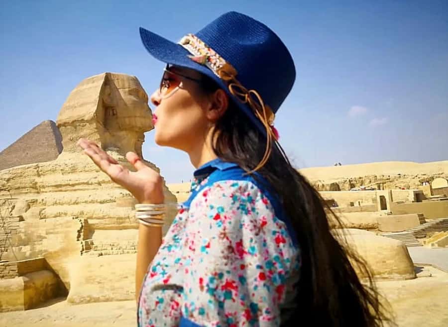 Cairo: Pyramids, Bazaar & Museum with Female Guide - Transport, group size and the real price