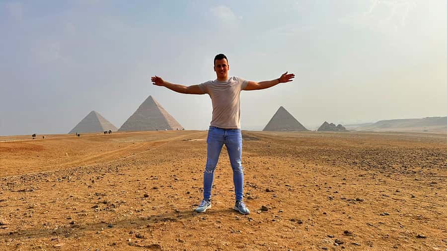 Cairo: Pyramids, Memphis, Sakkara, Dahshur & Bazaar Day Tour - Lunch at a local restaurant