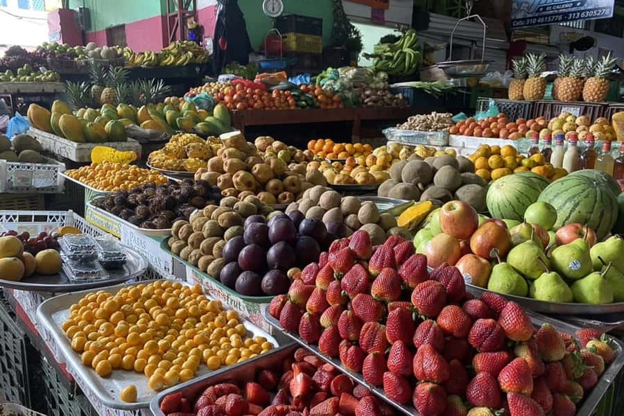 Cali: Fruit Market Walking Tour with Tastings - Following Cali’s market route on foot