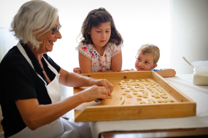 Cesarine: Market Tour & Home Cooking Class in Bari - Cooking Bari-style dishes at a private home