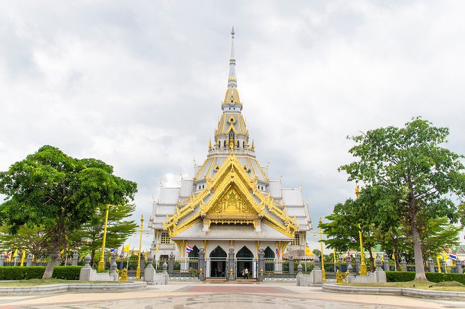 Chachoengsao One Day Trip from Bangkok : Historic Market and Buddhist Temples - Wat Pho Bang Khla, where fruit bats hang above the temple