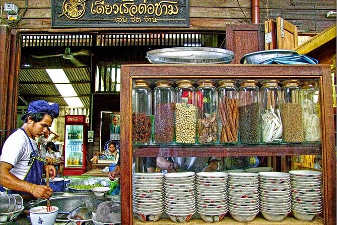 Chachoengsao One Day Trip from Bangkok : Historic Market and Buddhist Temples - Guide quality and the pace of the day