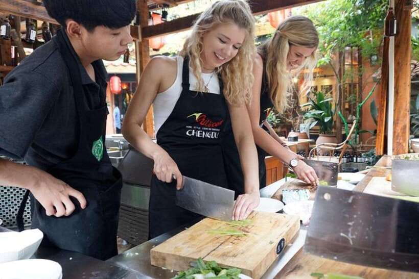 Chengdu: Cooking Class with Fresh Market Half Day Experience - Inside the local spice market