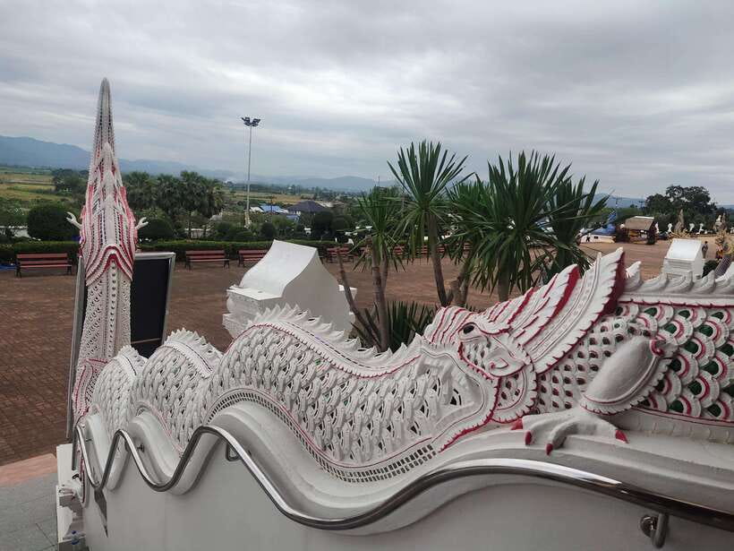 Chiang Mai: Elephants, Sticky Waterfalls, Market and Temple - What the guide adds to the day
