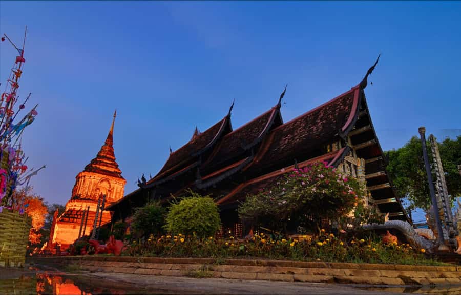 Chiang Mai Light: Tuk Tuk Night Tour with Temples & Markets - Chinatown, street food, and help ordering
