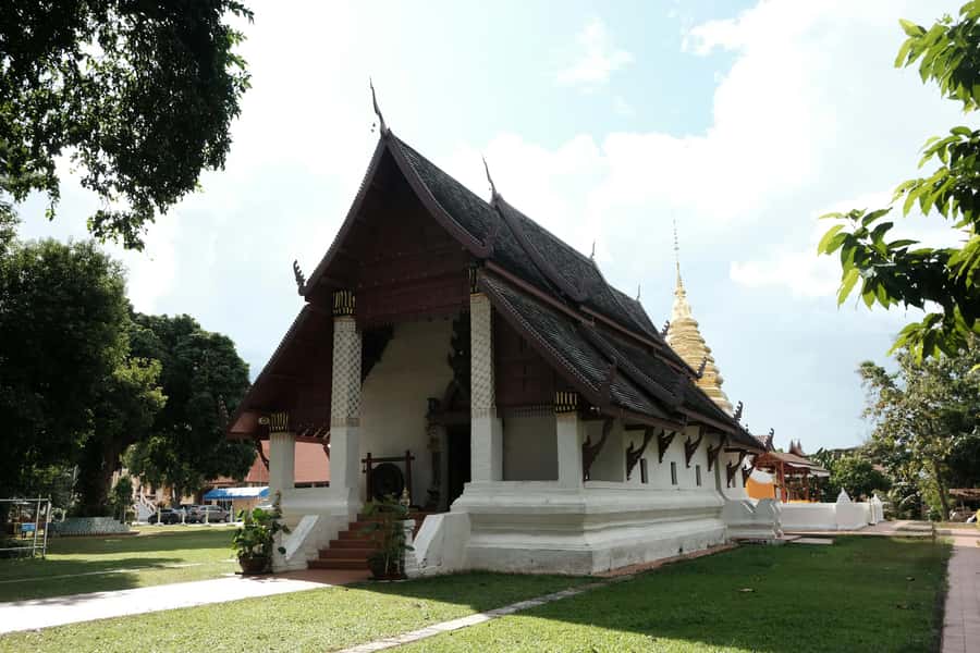 Chiang Mai Light: Tuk Tuk Night Tour with Temples & Markets - How much value do you get for $51?